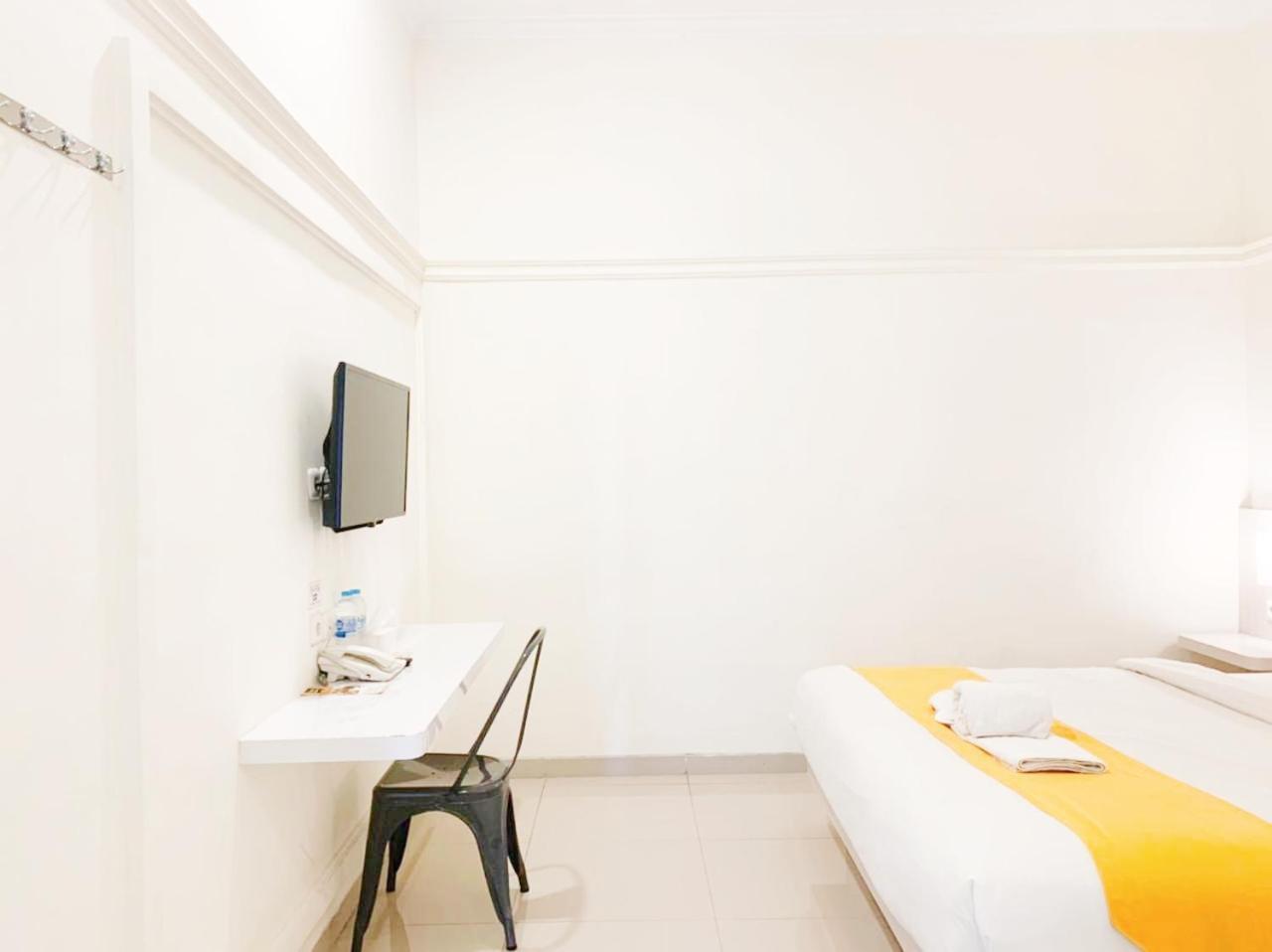Victoria Bed & Breakfast Malang Exterior photo