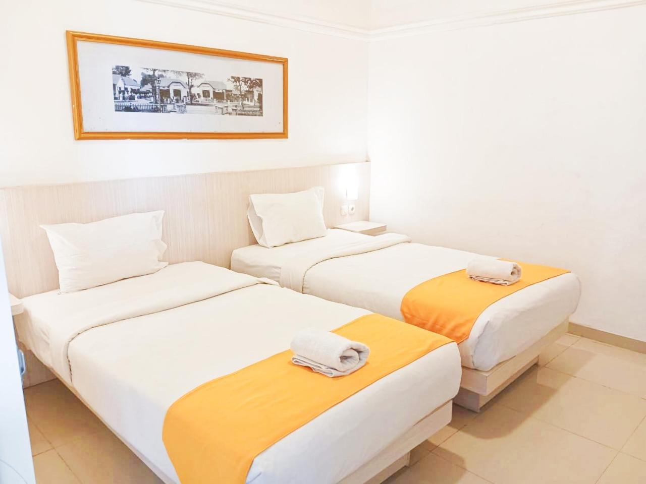 Victoria Bed & Breakfast Malang Exterior photo